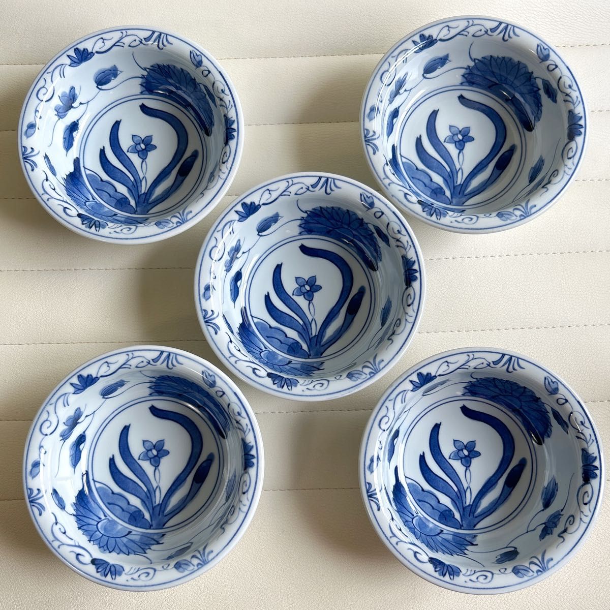 三洋陶器 龍峰窯 染付草花 小鉢揃え 5枚セット 古伊万里 和食器 三洋陶器 龍峰窯 染付草花 小鉢揃え 5枚セット 古伊万里 和食器
