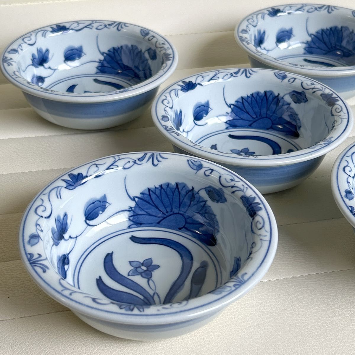 三洋陶器 龍峰窯 染付草花 小鉢揃え 5枚セット 古伊万里 和食器 三洋陶器 龍峰窯 染付草花 小鉢揃え 5枚セット 古伊万里 和食器