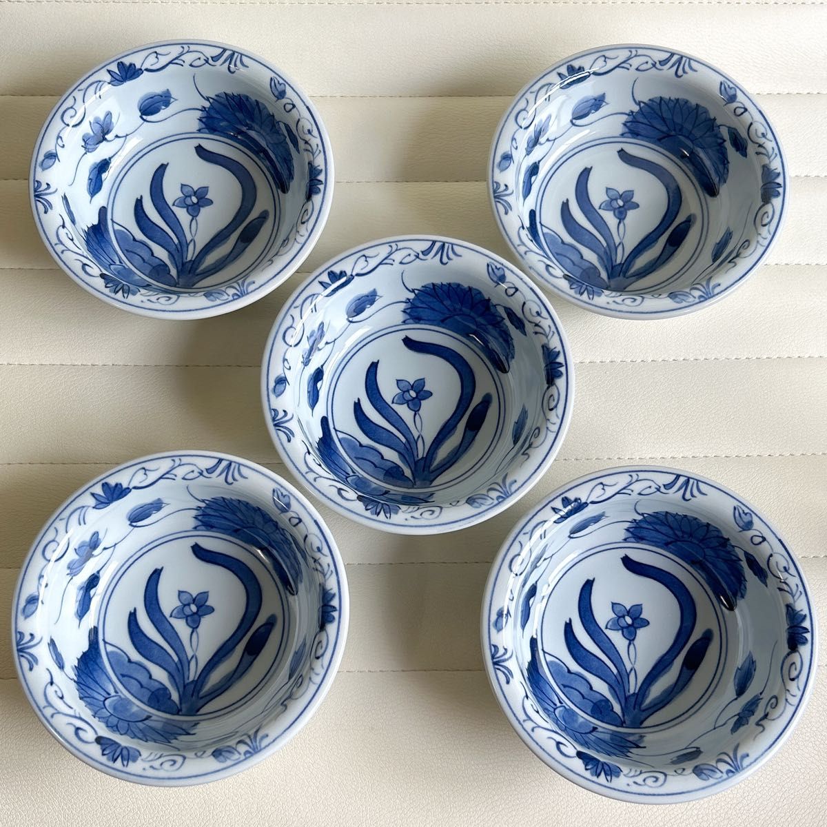 三洋陶器 龍峰窯 染付草花 小鉢揃え 5枚セット 古伊万里 和食器 三洋陶器 龍峰窯 染付草花 小鉢揃え 5枚セット 古伊万里 和食器