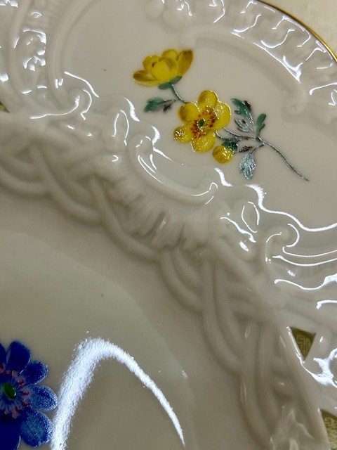 □Meissen マイセン 透かし飾り皿、金彩エッジ、花柄 レース □Meissen マイセン 透かし飾り皿、金彩エッジ、花柄 レース