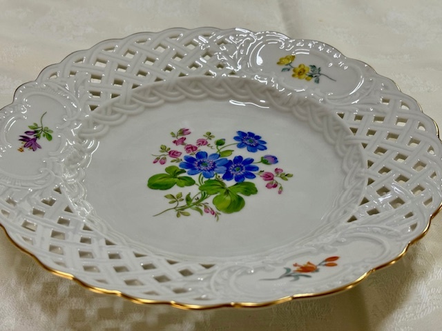 □Meissen マイセン 透かし飾り皿、金彩エッジ、花柄 レース □Meissen マイセン 透かし飾り皿、金彩エッジ、花柄 レース