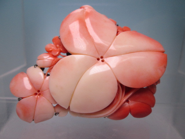 お歳暮 【江月】アンティーク・本珊瑚 ケース付 51g 大振りクローバーに小花彫刻の帯留め 帯留め
