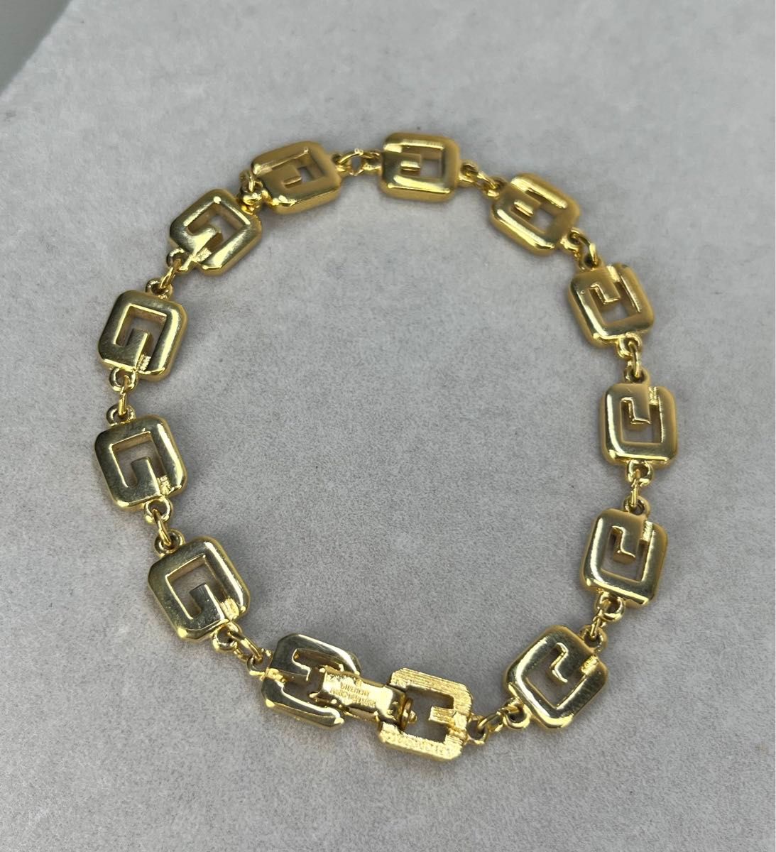 美品 GIVENCHY ジバンシー Gロゴ ブレスレット ゴールド 金 美品 GIVENCHY ジバンシー Gロゴ ブレスレット ゴールド 金