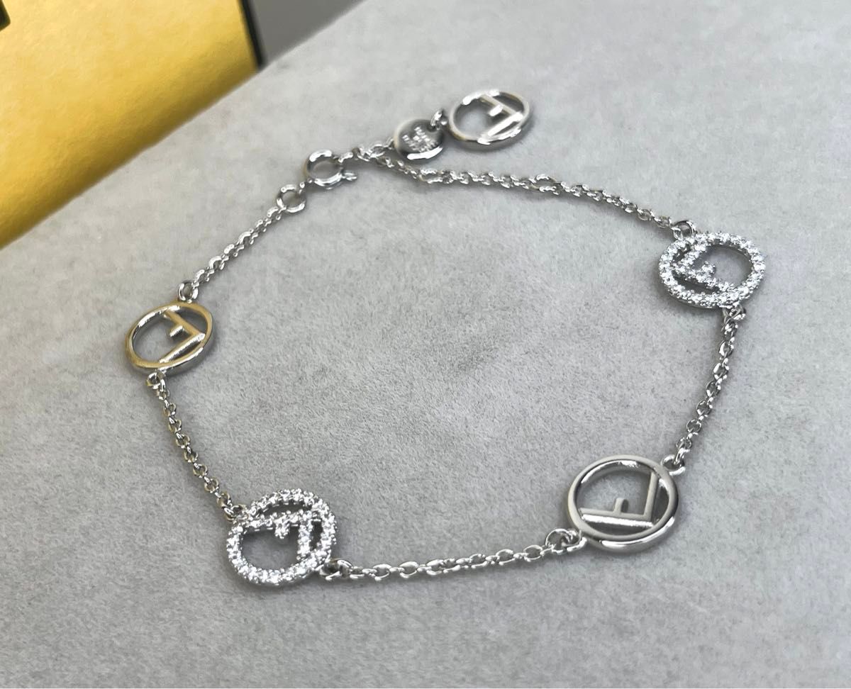 国内配送【FENDI】エフイズ フェンディ クリスタル/ブレスレット 超美品 FENDI エフイズ フェンディ Fロゴ ブレスレット シルバー