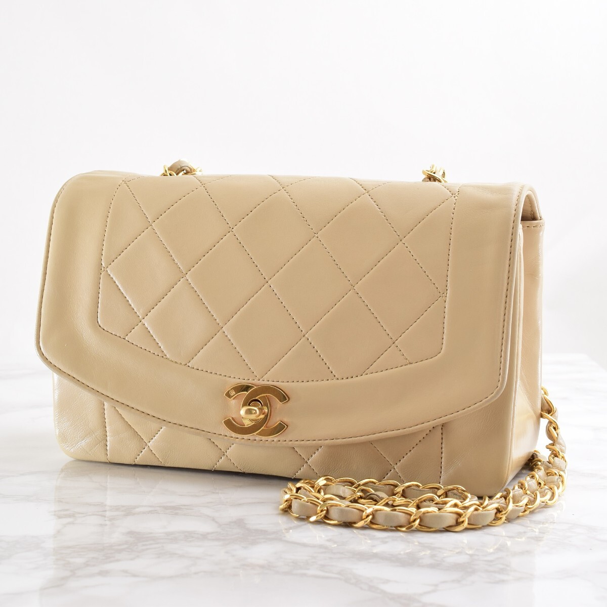 CHANEL シャネル マトラッセ ショルダーバッグ ダイアナフラップ CHANEL シャネル マトラッセ ショルダーバッグ ダイアナフラップ