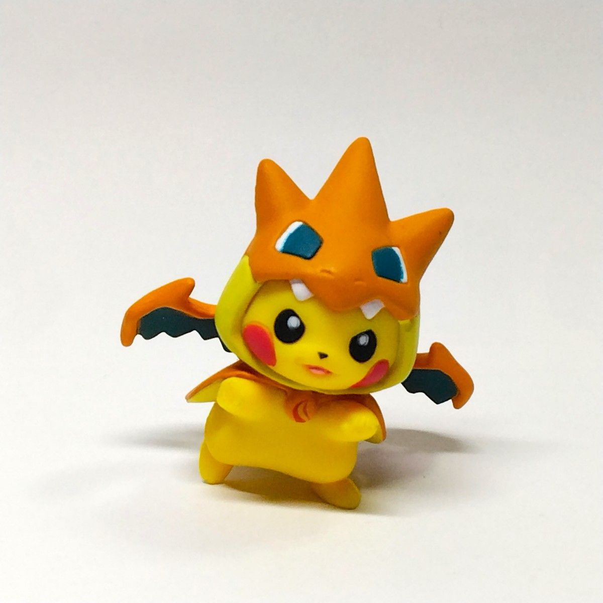 売れ筋商品 メガリザードンYのポンチョを着たピカチュウ ポケモンセンター ポケットモンスター