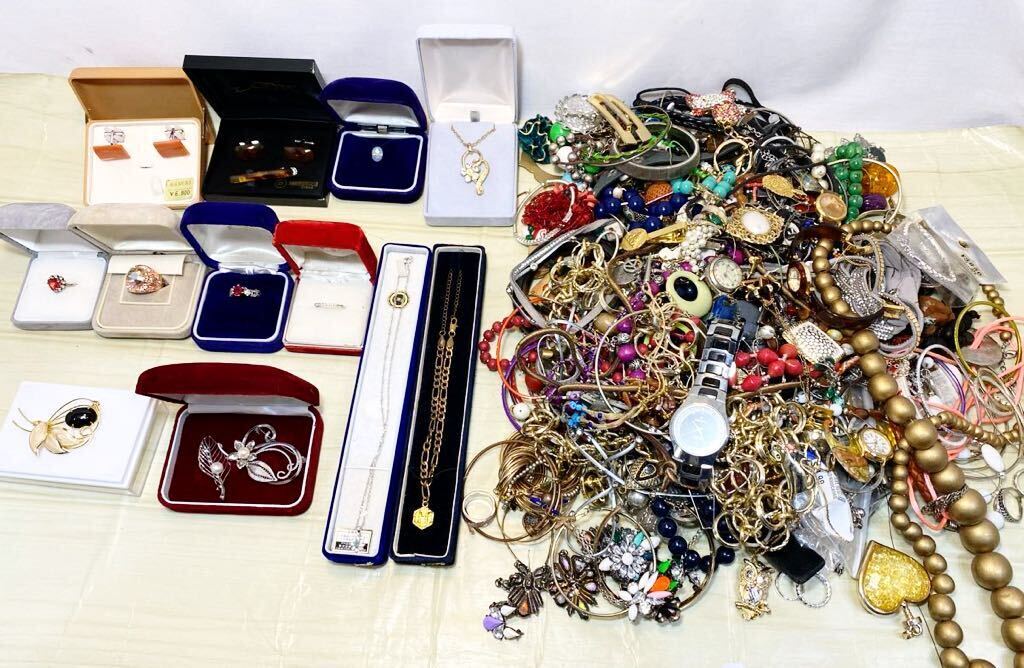 遺品整理 アクセサリー1.3k まとめ売り(遺品整理 金属 金 銀 銅 遺品整理 アクセサリー1.3k まとめ売り(遺品整理 金属 金 銀 銅