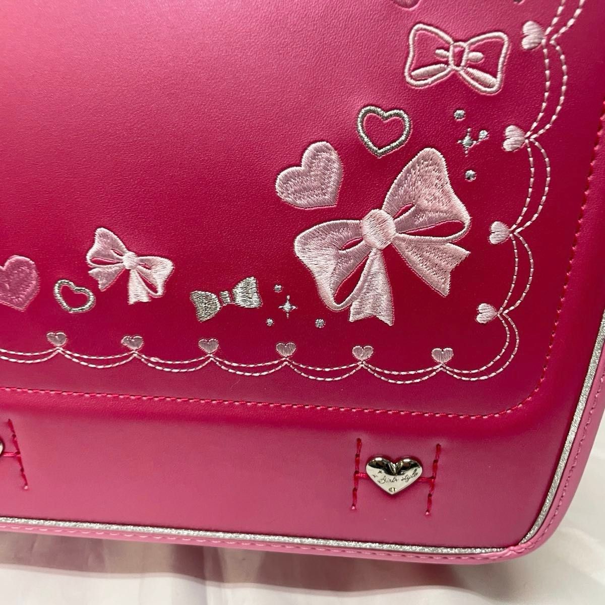 新品】ランドセル 女の子 刺繍 ブラック 黒 高級 メーカー保証 新品】ランドセル 女の子 刺繍 ブラック 黒 高級 メーカー保証