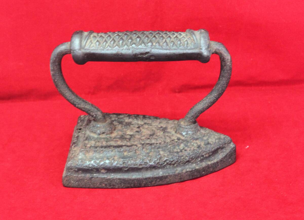 外国製　古い　鉄製アイロン_画像2