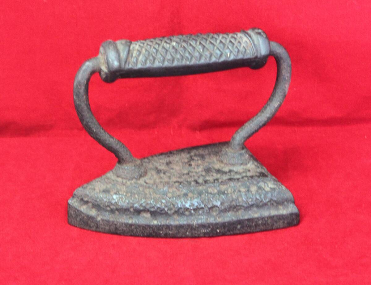 外国製　古い　鉄製アイロン_画像1