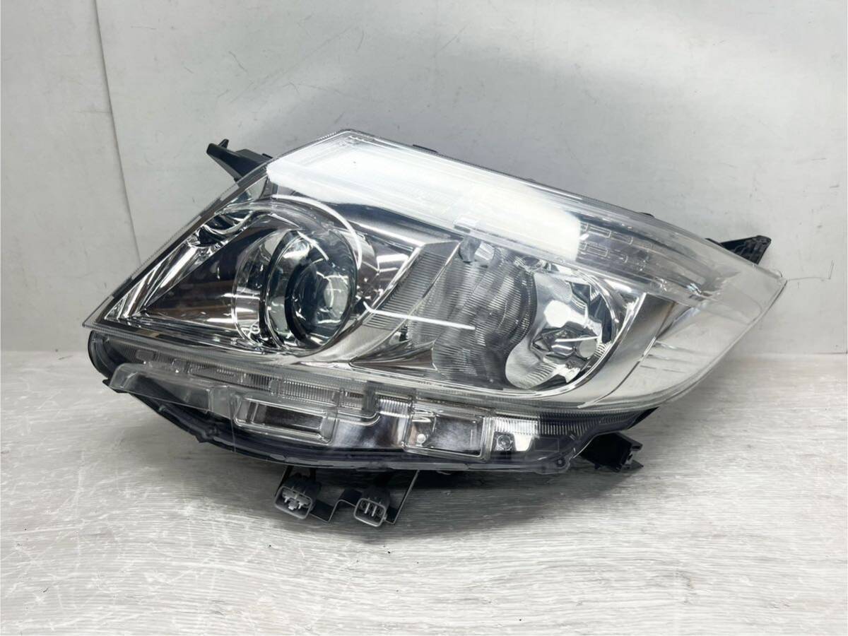 送料込 即決 エスクァイア/ノア ZRR80/ZRR85 前期 純正 LED 左 送料込 即決 エスクァイア/ノア ZRR80/ZRR85 前期 純正 LED 左