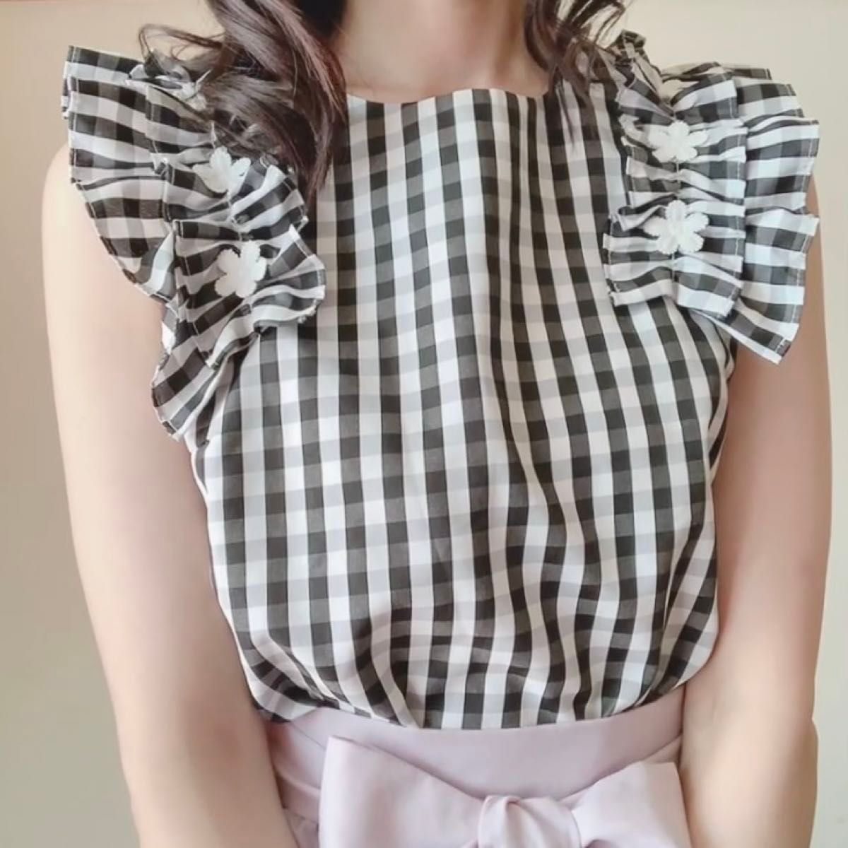 トッコクローゼット お花モチーフ肩フリル ブラウス 黒 美品