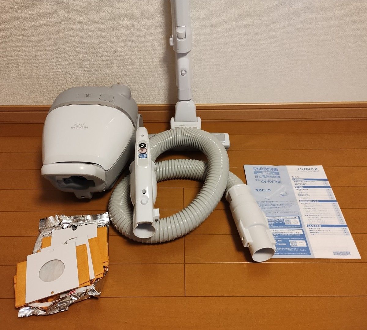 日立 紙パック式掃除機 CV-KV70K W かるパックホワイト 2023年製 日立 紙パック式掃除機 CV-KV70K W かるパックホワイト 2023年製