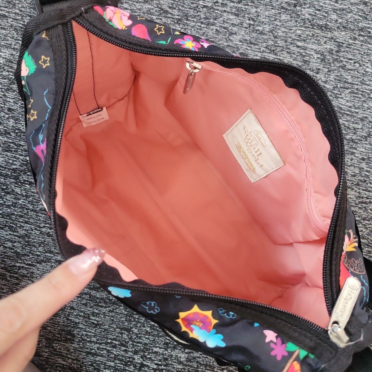 美品 LESPORTSAC Disney イッツアスモールワールド ショルダー 美品 LESPORTSAC Disney イッツアスモールワールド ショルダー