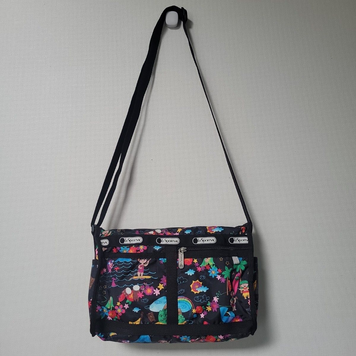 美品 LESPORTSAC Disney イッツアスモールワールド ショルダー 美品 LESPORTSAC Disney イッツアスモールワールド ショルダー