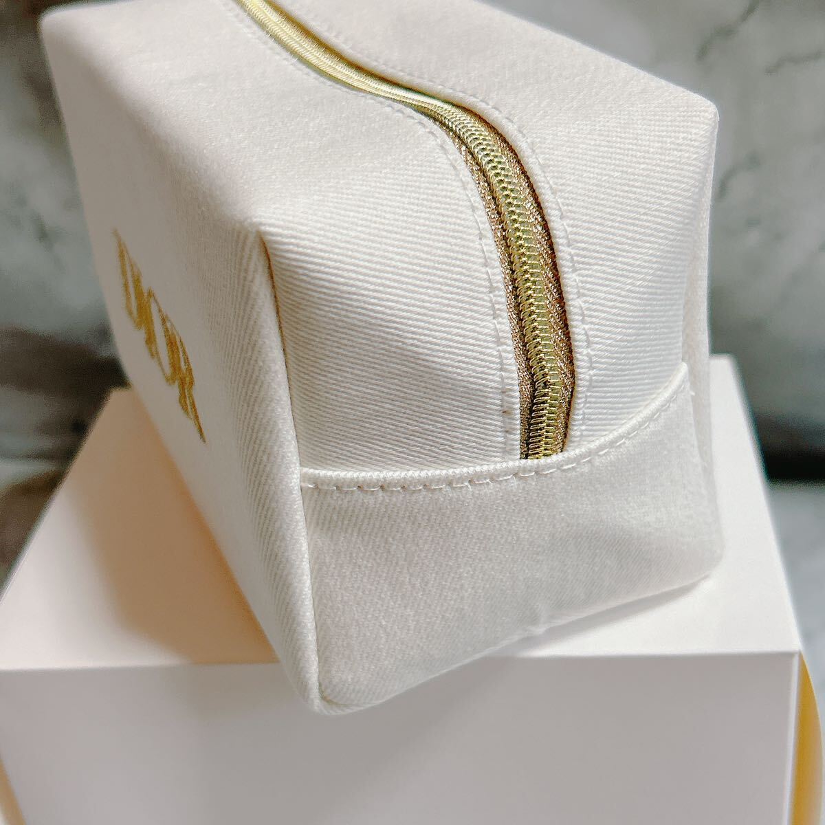 未使用本物 christian dior ポーチ ホワイト ゴールド ロゴ 刺繍 未使用本物 christian dior ポーチ ホワイト ゴールド ロゴ 刺繍