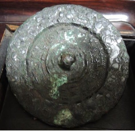 ヤフオク 唐時代 青銅鏡 共箱 古鏡照神銘 本物保証 重さ1 ヤフオク 唐時代 青銅鏡 共箱 古鏡照神銘 本物保証 重さ1