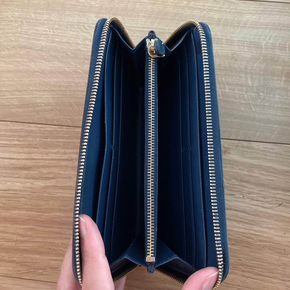 PRADA プラダ 希少ネイビー ブルー 長財布 ラウンドファスナー PRADA プラダ 希少ネイビー ブルー 長財布 ラウンドファスナー