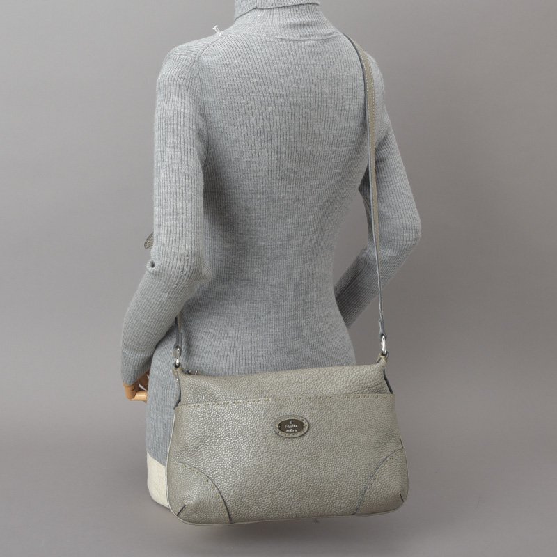 未使用 FENDI フェンディ セレリア ショルダーバッグ レザー 未使用 FENDI フェンディ セレリア ショルダーバッグ レザー