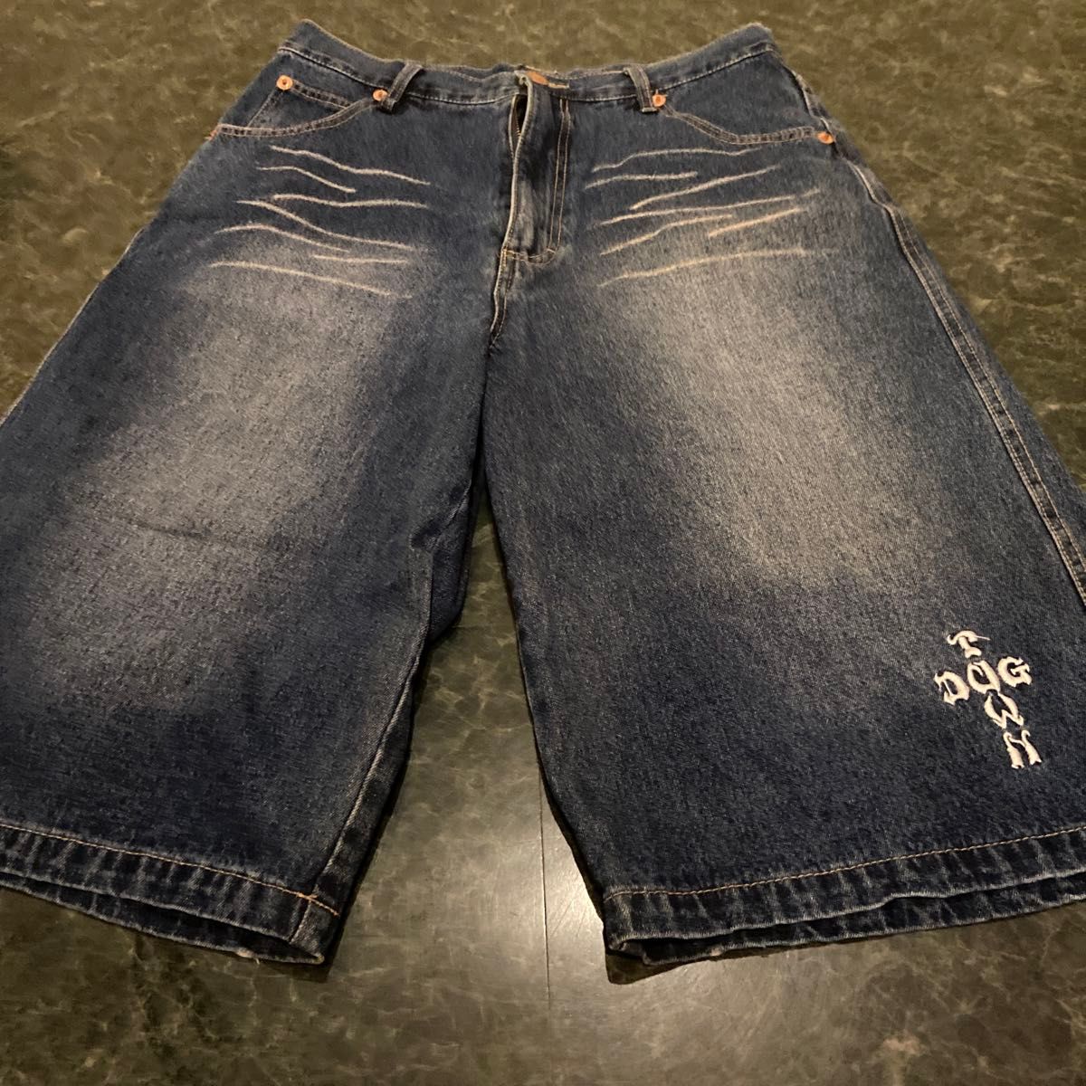 希少00s美品 DOG TOWN 極太 ロゴ刺繍バギーハーフデニム B系Y2K 希少00s美品 DOG TOWN 極太 ロゴ刺繍バギーハーフデニム B系Y2K