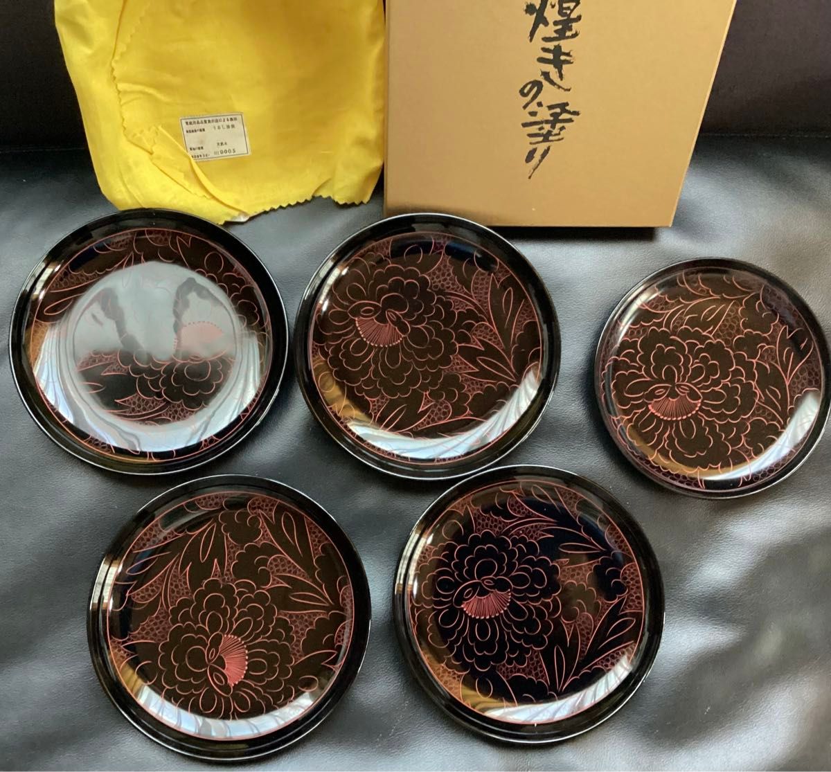 越前塗 越前漆器 天然木 木製 本漆塗 牡丹彫 沈朱 中皿4枚と 越前塗 越前漆器 天然木 木製 本漆塗 牡丹彫 沈朱 中皿4枚と