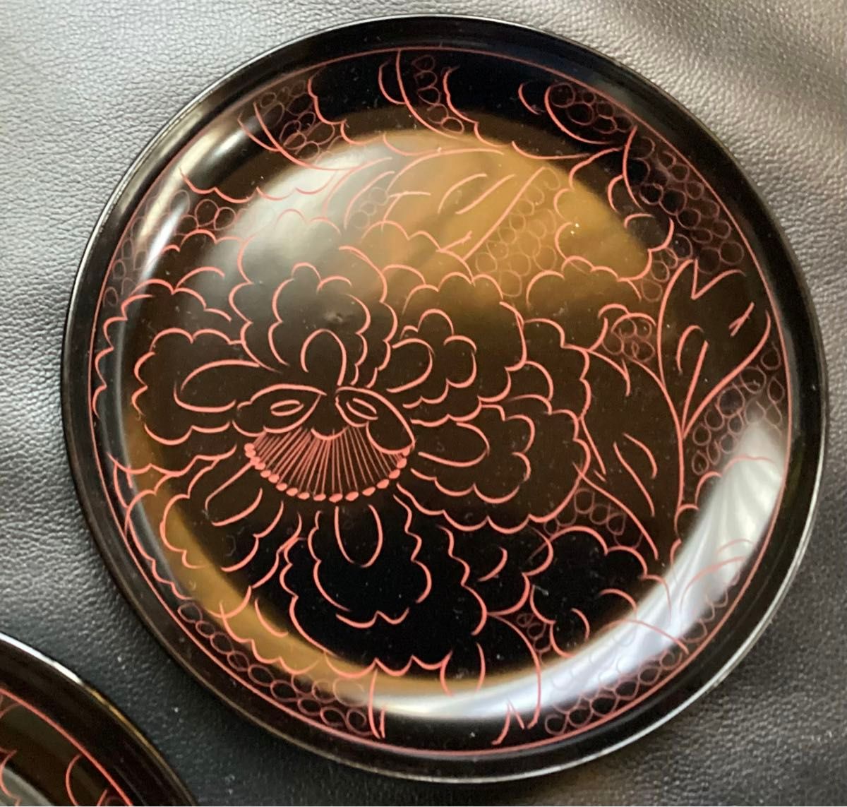 越前塗 越前漆器 天然木 木製 本漆塗 牡丹彫 沈朱 中皿4枚と 越前塗 越前漆器 天然木 木製 本漆塗 牡丹彫 沈朱 中皿4枚と