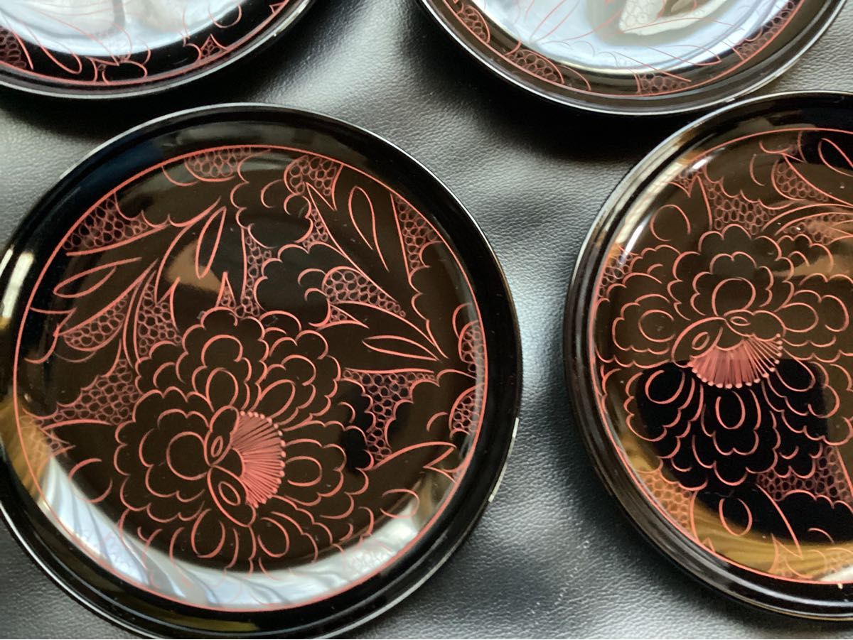 越前塗 越前漆器 天然木 木製 本漆塗 牡丹彫 沈朱 中皿4枚と 越前塗 越前漆器 天然木 木製 本漆塗 牡丹彫 沈朱 中皿4枚と