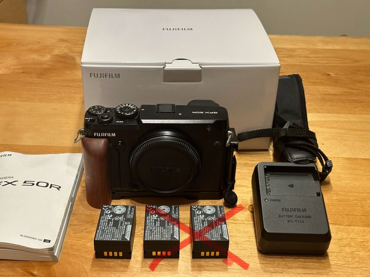 GFX50R 社外グリップ付き 別出品にて純正バッテリー2個セット GFX50R 社外グリップ付き 別出品にて純正バッテリー2個セット
