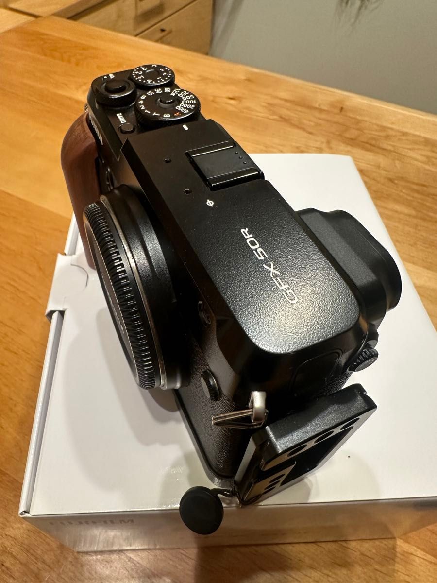 GFX50R 社外グリップ付き 別出品にて純正バッテリー2個セット GFX50R 社外グリップ付き 別出品にて純正バッテリー2個セット