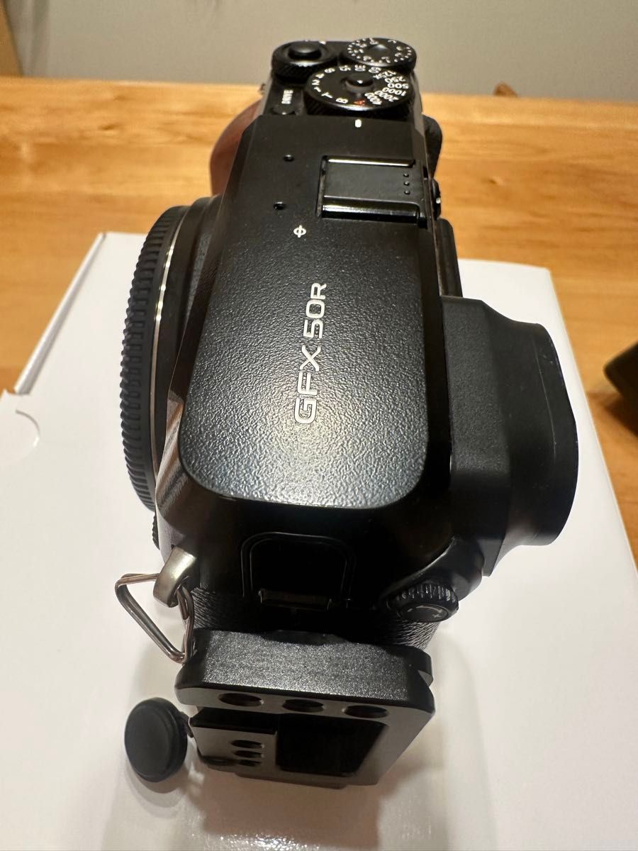 GFX50R 社外グリップ付き 別出品にて純正バッテリー2個セット GFX50R 社外グリップ付き 別出品にて純正バッテリー2個セット