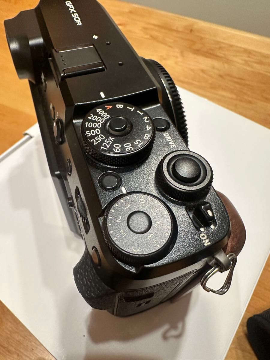 GFX50R 社外グリップ付き 別出品にて純正バッテリー2個セット GFX50R 社外グリップ付き 別出品にて純正バッテリー2個セット