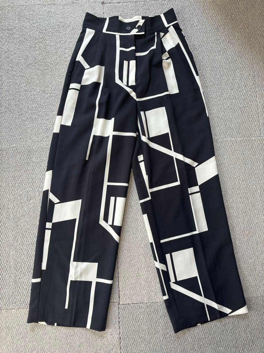 TODAYFUL Geometric Tuck Trousers 36|Yahoo!フリマ(旧PayPay TODAYFUL Geometric Tuck Trousers 36|Yahoo!フリマ(旧PayPay