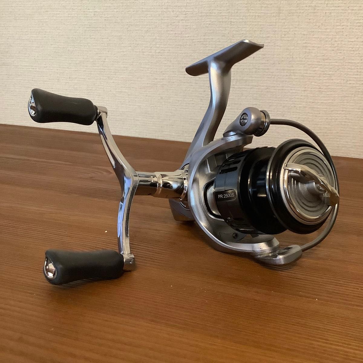 新品未使用 2500番スピニングリール ダブルハンドル スタンド 新品未使用 2500番スピニングリール ダブルハンドル スタンド