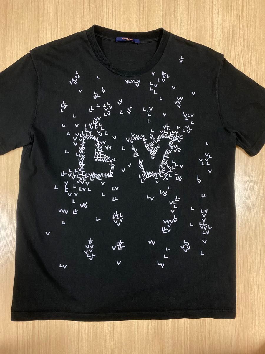 美品ルイヴィトン 半袖Tシャツ LV刺繍ロゴ ワンポイント ホワイト S 美品ルイヴィトン 半袖Tシャツ LV刺繍ロゴ ワンポイント ホワイト S