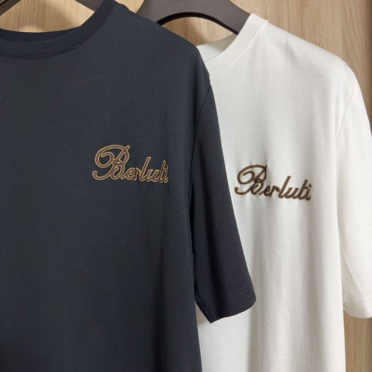 極美品 定価8万円 ベルルッティ タボル ロゴ刺繍 Tシャツ M 極美品 定価8万円 ベルルッティ タボル ロゴ刺繍 Tシャツ M
