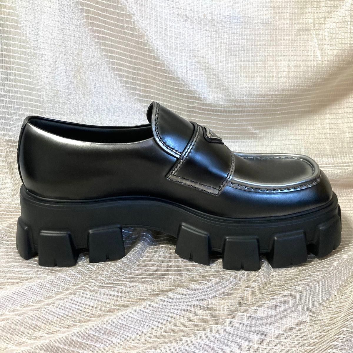 新品 未使用品 PRADAプラダ モノリス ローファー 2DE129 新品 未使用品 PRADAプラダ モノリス ローファー 2DE129