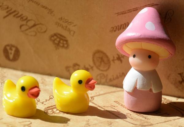 送料込み 樹脂 希望者のみラッピング無料 ミニチュア 直営店に限定 アヒル2個 ピンク帽子キノコ人形