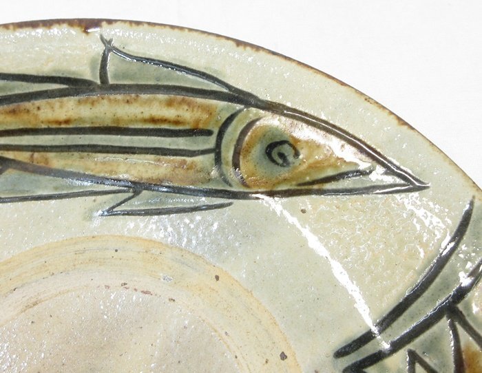 G2914】壺屋焼 人間国宝 金城次郎 魚紋ノ皿 径19cm 共箱 栞付き G2914】壺屋焼 人間国宝 金城次郎 魚紋ノ皿 径19cm 共箱 栞付き