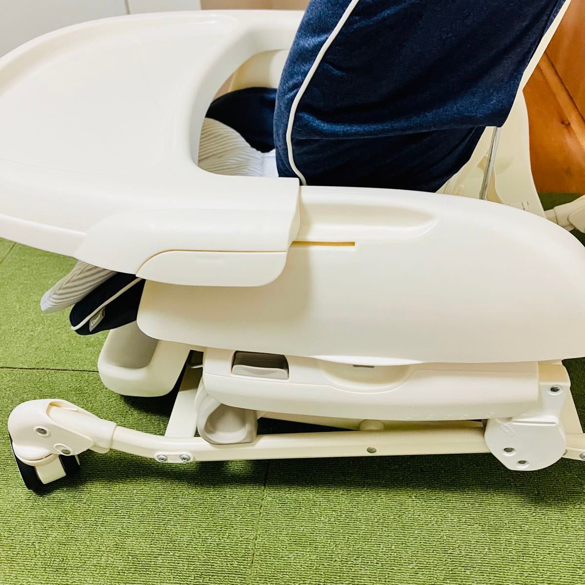 美品】 コンビ ネムリラ4キャス オートスイング 電動ハイ 美品】 コンビ ネムリラ4キャス オートスイング 電動ハイ