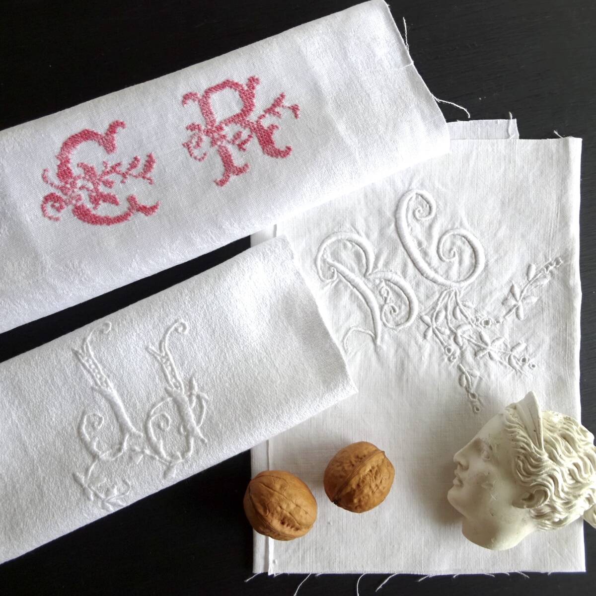 1900年初期 フランス 刺繍 立体 赤糸 モノグラム イニシャル 1900年初期 フランス 刺繍 立体 赤糸 モノグラム イニシャル