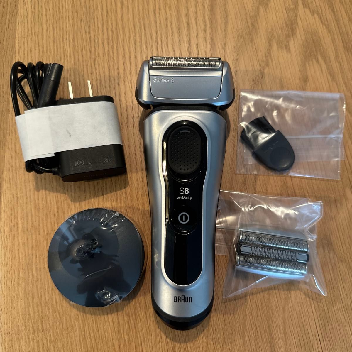 BRAUN ブラウンシリーズ8 電気シェーバー 充電スタンド付 BRAUN ブラウンシリーズ8 電気シェーバー 充電スタンド付