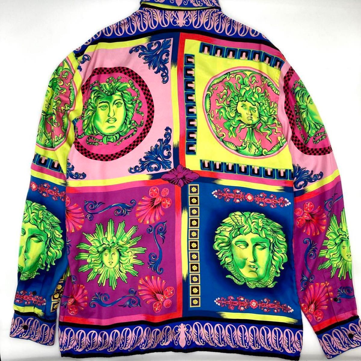 激レア【極美品】VERSACE ヴェルサーチ シャツ 長袖 総柄 シルク 激レア【極美品】VERSACE ヴェルサーチ シャツ 長袖 総柄 シルク