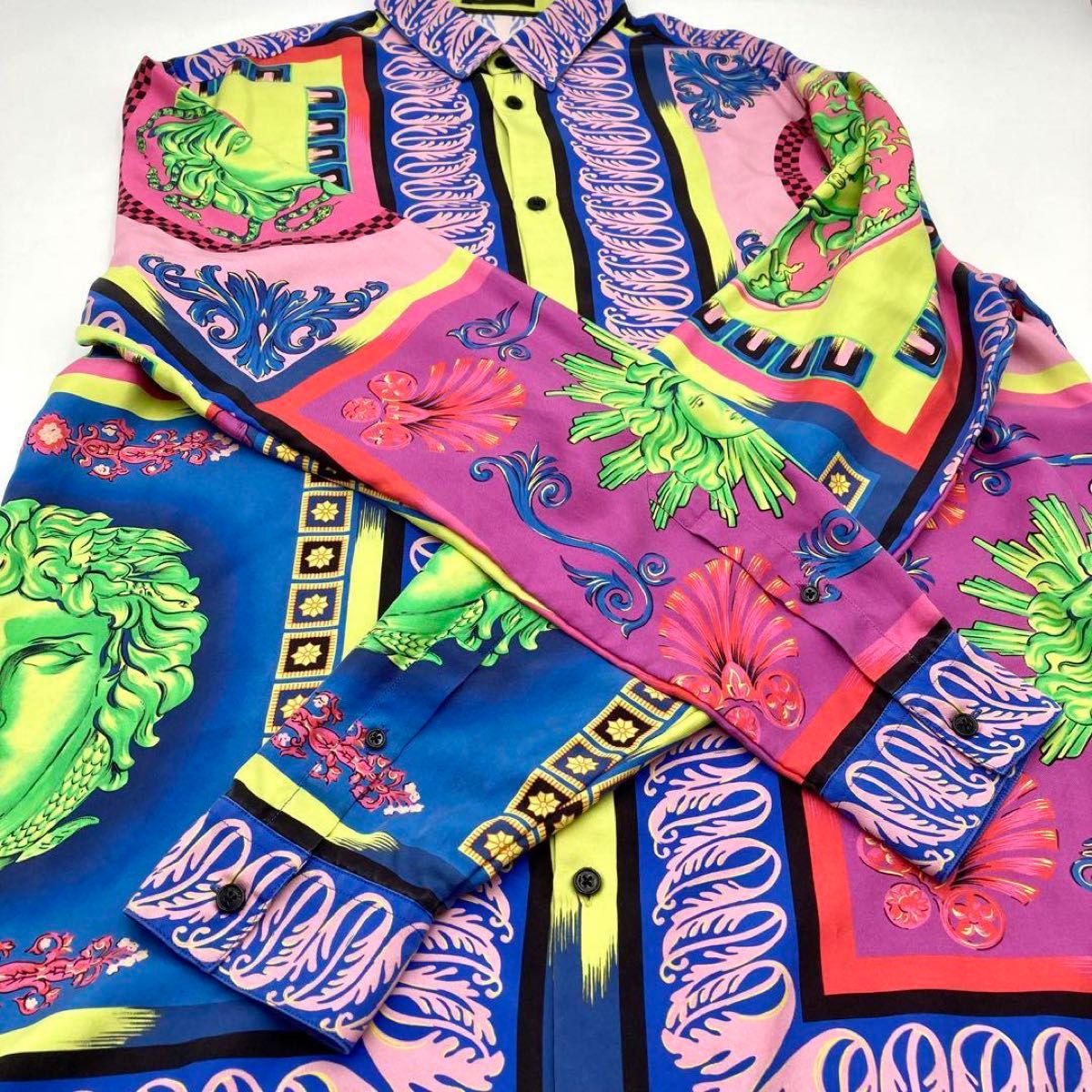 激レア【極美品】VERSACE ヴェルサーチ シャツ 長袖 総柄 シルク 激レア【極美品】VERSACE ヴェルサーチ シャツ 長袖 総柄 シルク
