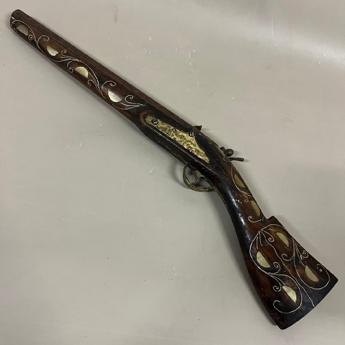 古式銃 西洋銃 木製 螺鈿 象嵌 レプリカ モデルガン 少なかれ 古式銃 西洋銃 木製 螺鈿 象嵌 レプリカ モデルガン 少なかれ