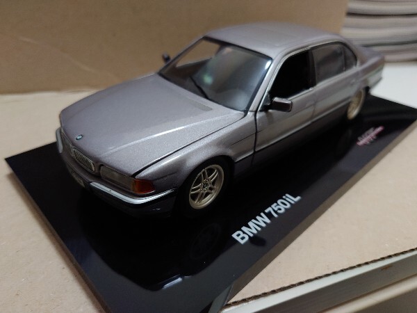 ミニチャンプス1/24 BMW750iL 007 ボンドカー ミニチャンプス1/24 BMW750iL 007 ボンドカー