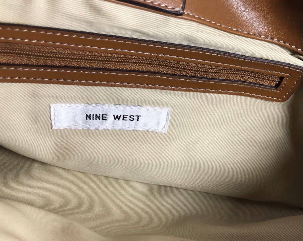 新品・未使用 NINE WEST ナイン ウエスト 可愛い A4雑誌もゆったり 収納場所いっぱい ブラウン ミニポーチ付き ショルダーバッグ です。