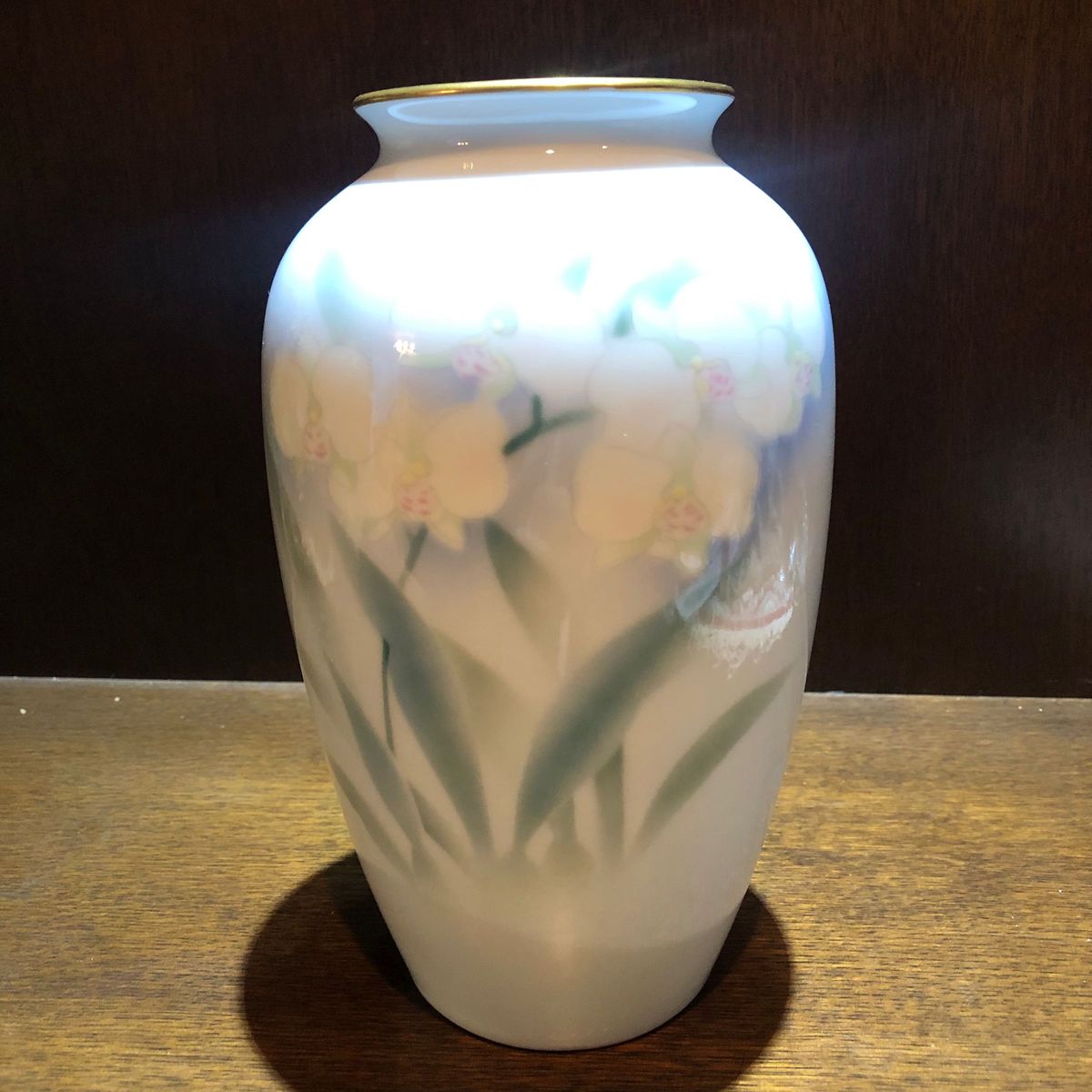 有田焼 深川製磁 宮内庁御用達 色絵歳磁 蘭 花瓶 花器 共箱 深川製磁 花瓶 色絵彩磁 胡蝶蘭 花入 花器 宮内庁御用達|Yahoo