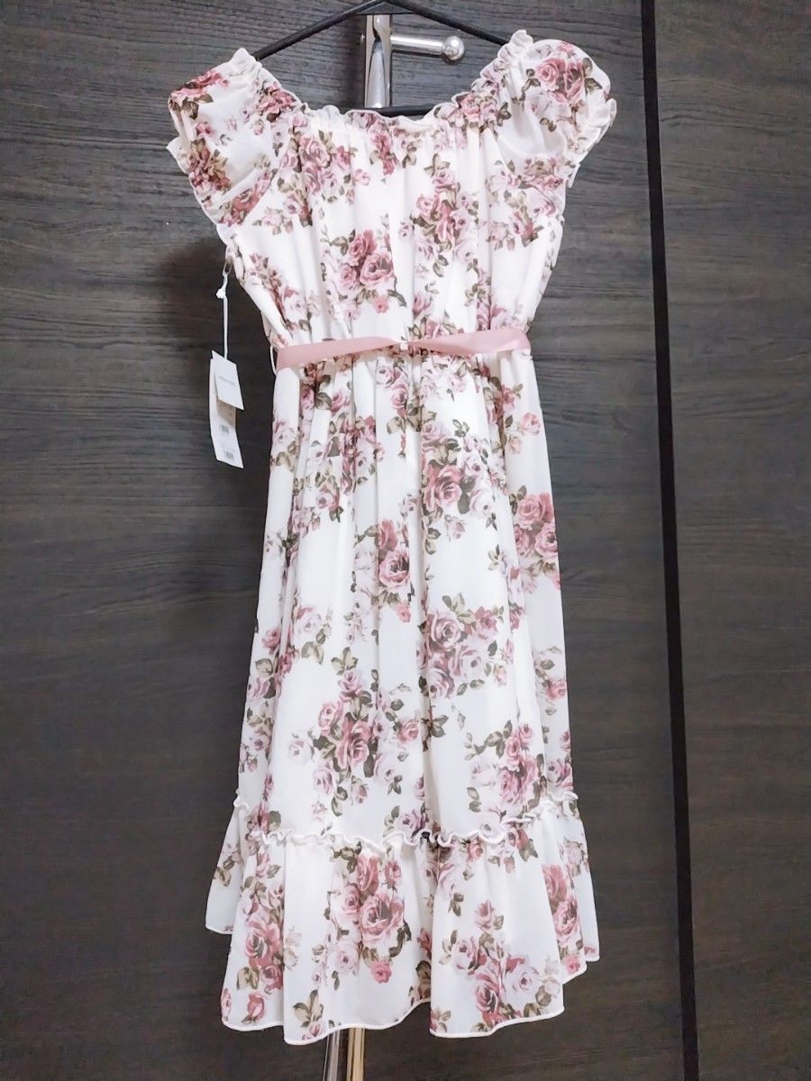 新品タグ付き】レストローズ ワンピース ひざ丈 フラワー 新品タグ付き】レストローズ ワンピース ひざ丈 フラワー