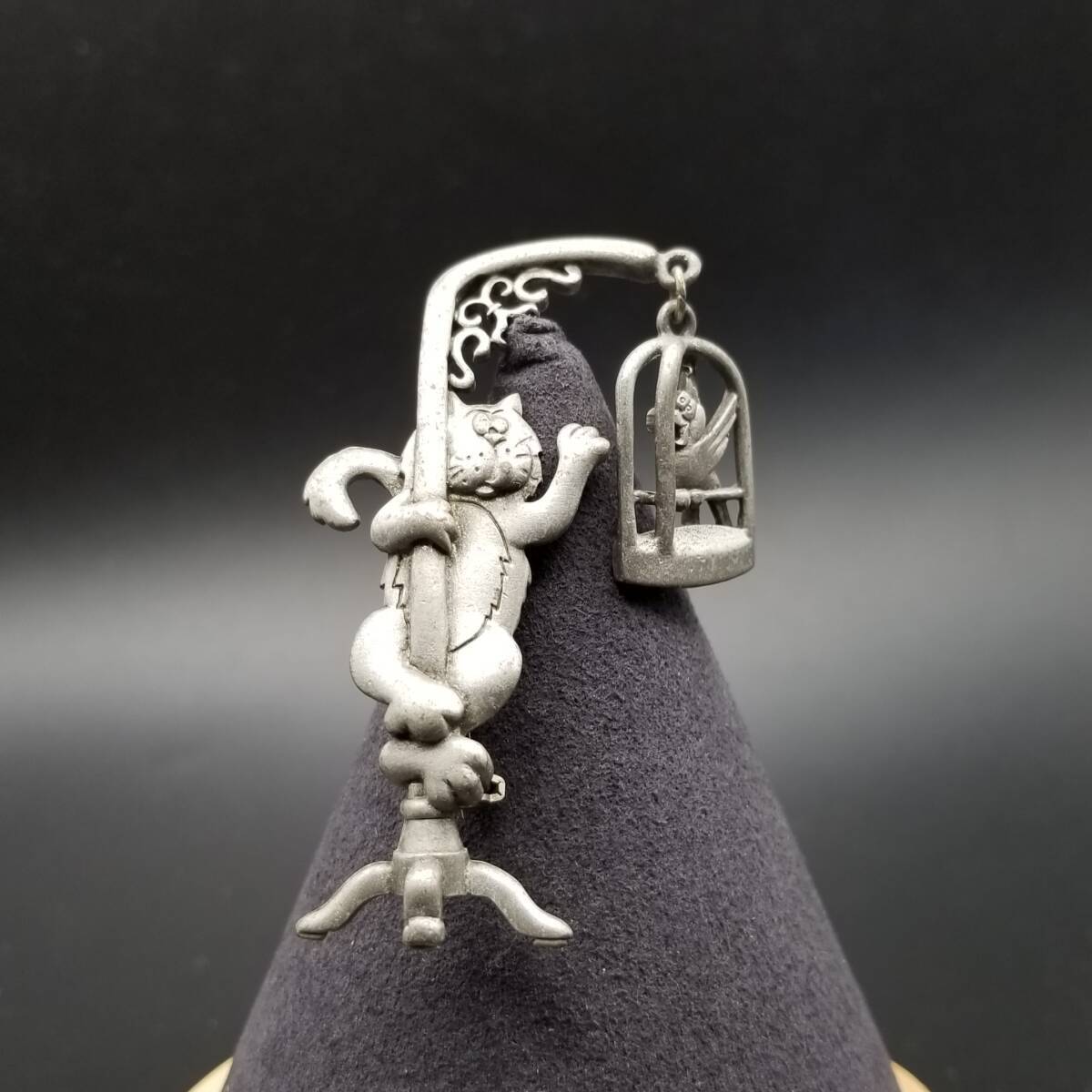 JJ Jonette 鳥かごを狙うネコ アニマル彫刻 ヴィンテージ ブローチ マットシルバートーン ストーリー レトロ キュート 大ぶり Y17-X