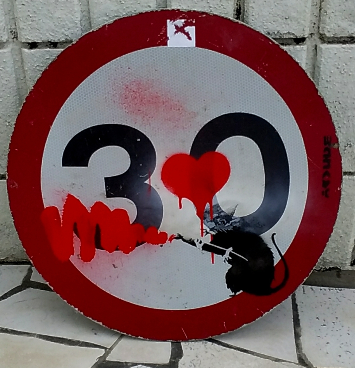 Banksy(バンクシー)のロードサイン『Love Rat』道路標識 2000年頃からロンドンのプライベートコレクター所有のストリートアート作品です